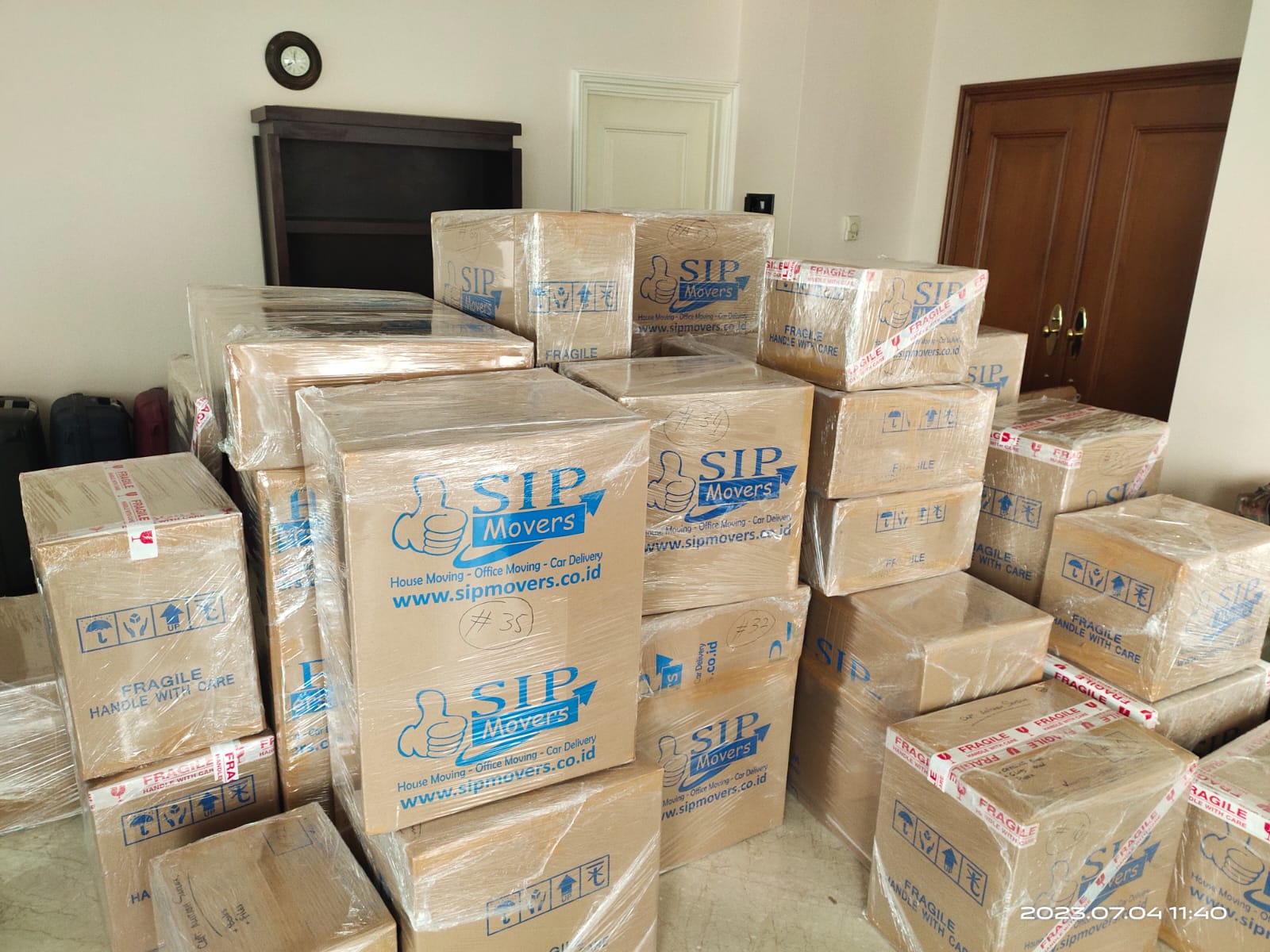 Tim SIP Movers saat proses pindahan